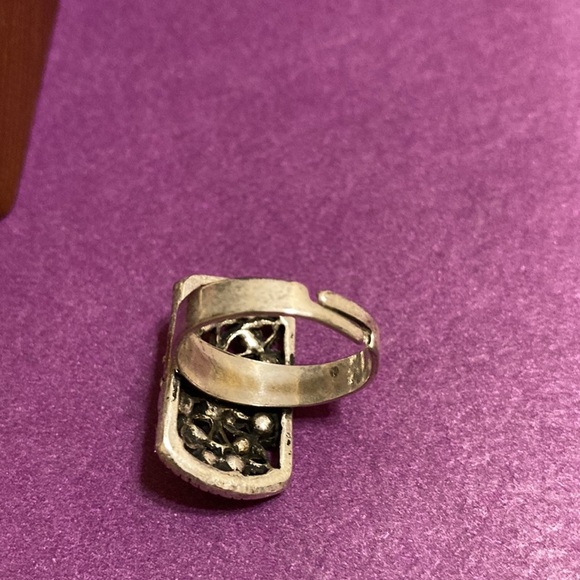 Silver tone and green enamel design ring - Picture 5 of 7